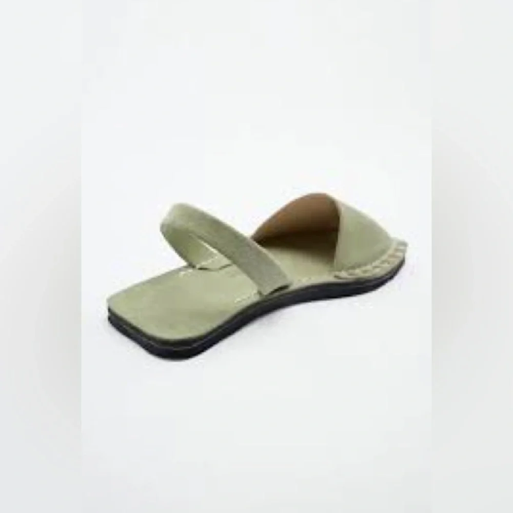 Zara RIA collaboration artisan leather sandals, neutral sage green - Picture 4 of 10